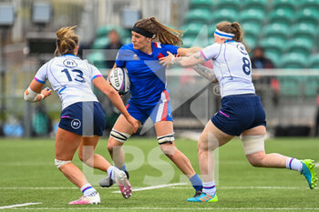 2022-04-10 - France's Gaelle Hermet looks to break the tackle of Scotland's Jade Konkel during the Women’s Six Nations 2022, rugby union match between Scotland and France on April 10, 2022 at Scotstoun Stadium in Glasgow, Scotland - WOMEN’S SIX NATIONS 2022 - SCOTLAND VS FRANCE - SIX NATIONS - RUGBY