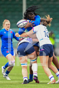 2022-04-10 - France's Madoussou Fall loses the ball as she is tackled by Scotland's Helen Nelson and Evie Gallagher during the Women’s Six Nations 2022, rugby union match between Scotland and France on April 10, 2022 at Scotstoun Stadium in Glasgow, Scotland - WOMEN’S SIX NATIONS 2022 - SCOTLAND VS FRANCE - SIX NATIONS - RUGBY