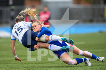 2022-04-10 - France's Chloe Jacquet tackles Scotland's Chloe Rollie during the Women’s Six Nations 2022, rugby union match between Scotland and France on April 10, 2022 at Scotstoun Stadium in Glasgow, Scotland - WOMEN’S SIX NATIONS 2022 - SCOTLAND VS FRANCE - SIX NATIONS - RUGBY