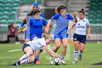 2022-04-10 - Scotland's Sarah Law dives on the ball ahead of France's Laure Touye during the Women’s Six Nations 2022, rugby union match between Scotland and France on April 10, 2022 at Scotstoun Stadium in Glasgow, Scotland - WOMEN’S SIX NATIONS 2022 - SCOTLAND VS FRANCE - SIX NATIONS - RUGBY
