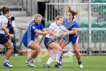 2022-04-10 - Scotland's Sarah Law is held up by France's Coco Lindelauf and France's Laure Touye during the Women’s Six Nations 2022, rugby union match between Scotland and France on April 10, 2022 at Scotstoun Stadium in Glasgow, Scotland - WOMEN’S SIX NATIONS 2022 - SCOTLAND VS FRANCE - SIX NATIONS - RUGBY