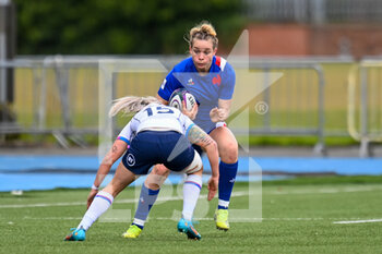 2022-04-10 - Scotland's Chloe Rollie tackles France's Marine Menager during the Women’s Six Nations 2022, rugby union match between Scotland and France on April 10, 2022 at Scotstoun Stadium in Glasgow, Scotland - WOMEN’S SIX NATIONS 2022 - SCOTLAND VS FRANCE - SIX NATIONS - RUGBY