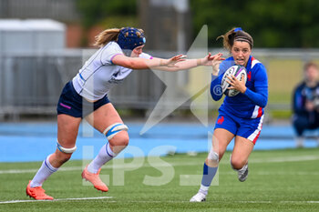 2022-04-10 - France's Alexandra Chambon looks to break the tackle of Scotland's Sarah Bonar during the Women’s Six Nations 2022, rugby union match between Scotland and France on April 10, 2022 at Scotstoun Stadium in Glasgow, Scotland - WOMEN’S SIX NATIONS 2022 - SCOTLAND VS FRANCE - SIX NATIONS - RUGBY