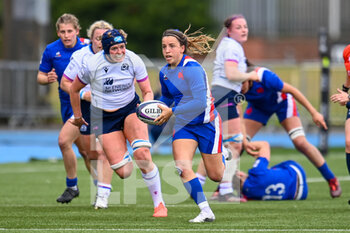 2022-04-10 - France's Alexandra Chambon looks to break clear of Scotland's Sarah Bonar during the Women’s Six Nations 2022, rugby union match between Scotland and France on April 10, 2022 at Scotstoun Stadium in Glasgow, Scotland - WOMEN’S SIX NATIONS 2022 - SCOTLAND VS FRANCE - SIX NATIONS - RUGBY