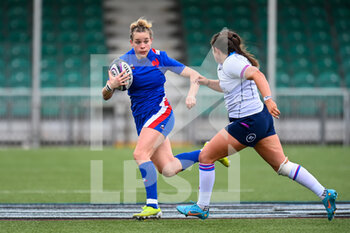 2022-04-10 - France's Marine Menager looks to run past Scotland's Lisa Thomson during the Women’s Six Nations 2022, rugby union match between Scotland and France on April 10, 2022 at Scotstoun Stadium in Glasgow, Scotland - WOMEN’S SIX NATIONS 2022 - SCOTLAND VS FRANCE - SIX NATIONS - RUGBY