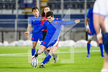 2022-02-25 - France's Emile Dayral kicks a penalty during the Under - 20 Six Nations 2022, rugby union match between Scotland and France on February 25, 2022 at the DAM Healthcare Stadium in Edinburgh, Scotland - UNDER - 20 SIX NATIONS 2022 - SCOTLAND VS FRANCE - WORLD CUP - RUGBY