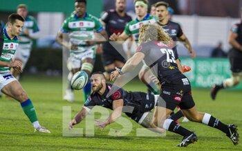 2022-02-26 - Cameron Wright off load to Werner Kok - BENETTON RUGBY VS CELL C SHARKS - UNITED RUGBY CHAMPIONSHIP - RUGBY