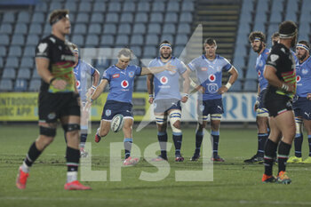 2022-02-25 - Chris Smith (Bulls) kicks in touch - ZEBRE RUGBY VS VODACOM BULLS - UNITED RUGBY CHAMPIONSHIP - RUGBY