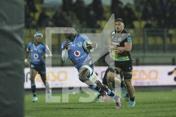 2022-02-25 - Madosh Tambwe (Bulls) carries the ball - ZEBRE RUGBY VS VODACOM BULLS - UNITED RUGBY CHAMPIONSHIP - RUGBY