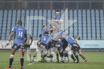 2022-02-25 - Elrigh Louw (Bulls) takes the ball in touch - ZEBRE RUGBY VS VODACOM BULLS - UNITED RUGBY CHAMPIONSHIP - RUGBY