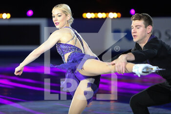 2022-03-27 - Alexa Knierim, Brandon Frazier of USA during the Gala of the ISU World Figure Skating Championships 2022 on March 27, 2022 at the Sud de France Arena in Montpellier, France - GALA OF THE ISU WORLD FIGURE SKATING CHAMPIONSHIPS 2022 - ICE SKATING - WINTER SPORTS