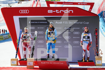 2022-01-23 - The podium celebration with Elena Curtoni (ITA) first, Tamara Tippler (AUT) second and Michelle Gisin (SUI) third - 2022 FIS SKI WORLD CUP - WOMEN SUPER GIANT - ALPINE SKIING - WINTER SPORTS