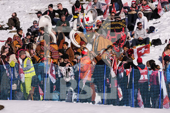 2022-01-14 - WENGEN, SWITZERLAND - JANUARY 15: fans of Switzerland during the 92nd Lauberhorn Race of FIS Alpine Ski World Cup on January 15, 2022 in Wengen, Switzerland. - 92ND LAUBERHORN RACE OF FIS ALPINE SKI WORLD CUP 2022 - ALPINE SKIING - WINTER SPORTS