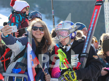 2022-03-05 - Ester Ledecka (CZE) with a fan - 2022 FIS SKI WORLD CUP - WOMEN SUPER G - ALPINE SKIING - WINTER SPORTS