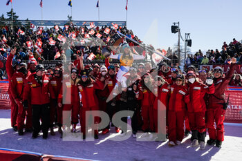 2022-02-27 - CRANS-MONTANA, SWITZERLAND - FEBRUARY 27: Priska Nufer of Switzerland (1st place) with Swiss Team during the Audi FIS Alpine Ski World Cup Crans-Montana Women’s Downhill on February 27, 2022 in Crans-Montana, Switzerland. - AUDI FIS ALPINE SKI WORLD CUP CRANS-MONTANA WOMEN'S DOWNHILL - ALPINE SKIING - WINTER SPORTS