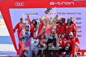 2022-12-11 - Team Swiss, celebrates victory Wendy Holdner - 2022 ALPINE SKIING WORLD CUP - WOMEN SLALOM - ALPINE SKIING - WINTER SPORTS