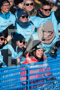 2022-12-11 - Elena Soffen and fans during the Audi FIS World Cup 2022 Women’s Slalom on 11 December 2022, in Sestriere, Italy. Photo Nderim Kaceli - WORLD CUP - WOMEN SLALOM - ALPINE SKIING - WINTER SPORTS