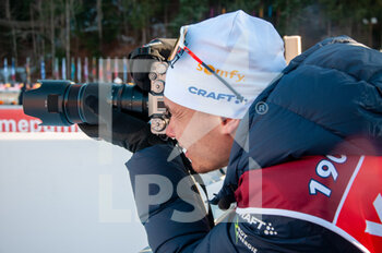 2022-12-18 - Emilien JACQUELIN Photographer during the BMW IBU World Cup 2022, Annecy - Le Grand-Bornand, Women's 12,5 Km Mass Start, on December 18, 2022 in Le Grand-Bornand, France - BIATHLON - WORLD CUP - LE GRAND BORNAND - WOMEN'S MASS START - ALPINE SKIING - WINTER SPORTS
