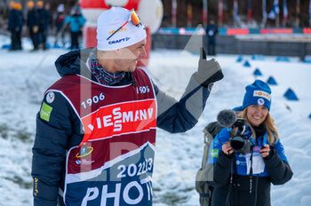 2022-12-18 - Emilien JACQUELIN Photographer during the BMW IBU World Cup 2022, Annecy - Le Grand-Bornand, Women's 12,5 Km Mass Start, on December 18, 2022 in Le Grand-Bornand, France - BIATHLON - WORLD CUP - LE GRAND BORNAND - WOMEN'S MASS START - ALPINE SKIING - WINTER SPORTS