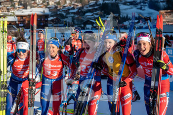 2022-12-18 - French Team during the BMW IBU World Cup 2022, Annecy - Le Grand-Bornand, Women's 12,5 Km Mass Start, on December 18, 2022 in Le Grand-Bornand, France - BIATHLON - WORLD CUP - LE GRAND BORNAND - WOMEN'S MASS START - ALPINE SKIING - WINTER SPORTS