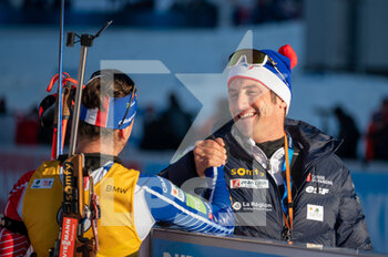 2022-12-18 - Cyril Burdet and SIMON Julia during the BMW IBU World Cup 2022, Annecy - Le Grand-Bornand, Women's 12,5 Km Mass Start, on December 18, 2022 in Le Grand-Bornand, France - BIATHLON - WORLD CUP - LE GRAND BORNAND - WOMEN'S MASS START - ALPINE SKIING - WINTER SPORTS