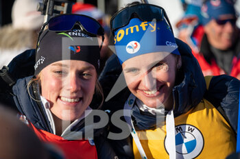 2022-12-18 - CHAUVEAU Sophie and SIMON Julia during the BMW IBU World Cup 2022, Annecy - Le Grand-Bornand, Women's 12,5 Km Mass Start, on December 18, 2022 in Le Grand-Bornand, France - BIATHLON - WORLD CUP - LE GRAND BORNAND - WOMEN'S MASS START - ALPINE SKIING - WINTER SPORTS