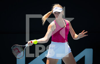 2022-01-01 - Katie Boulter of Great Britain in action during the first qualifications round of the 2022 Adelaide International WTA 500 tennis tournament on January 2, 2022 at Memorial Drive Tennis Centre in Adelaide, Australia - 2022 ADELAIDE INTERNATIONAL WTA 500 TENNIS TOURNAMENT - INTERNATIONALS - TENNIS