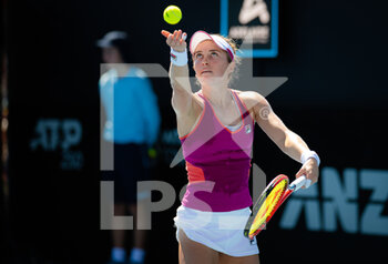 2022-01-01 - Francesca Di Lorenzo of the United States in action during the first qualifications round of the 2022 Adelaide International WTA 500 tennis tournament on January 2, 2022 at Memorial Drive Tennis Centre in Adelaide, Australia - 2022 ADELAIDE INTERNATIONAL WTA 500 TENNIS TOURNAMENT - INTERNATIONALS - TENNIS