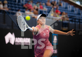 2022-01-04 - Iga Swiatek of Poland in action during the first round against Daria Saville of Australia at the 2022 Adelaide International WTA 500 tennis tournament on January 4, 2022 at Memorial Drive Tennis Centre in Adelaide, Australia - 2022 ADELAIDE INTERNATIONAL WTA 500 TENNIS TOURNAMENT - INTERNATIONALS - TENNIS