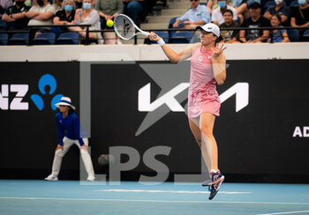 2022-01-04 - Iga Swiatek of Poland in action during the first round against Daria Saville of Australia at the 2022 Adelaide International WTA 500 tennis tournament on January 4, 2022 at Memorial Drive Tennis Centre in Adelaide, Australia - 2022 ADELAIDE INTERNATIONAL WTA 500 TENNIS TOURNAMENT - INTERNATIONALS - TENNIS