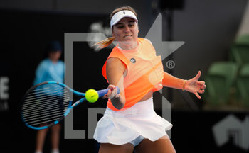 2022-01-04 - Sofia Kenin of the United States in action during the first round against Lucia Bronzetti of Italy at the 2022 Adelaide International WTA 500 tennis tournament on January 4, 2022 at Memorial Drive Tennis Centre in Adelaide, Australia - 2022 ADELAIDE INTERNATIONAL WTA 500 TENNIS TOURNAMENT - INTERNATIONALS - TENNIS