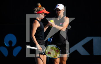 2022-01-04 - Ashleigh Barty & Storm Sanders of Australia playing doubles at the 2022 Adelaide International WTA 500 tennis tournament on January 4, 2022 at Memorial Drive Tennis Centre in Adelaide, Australia - 2022 ADELAIDE INTERNATIONAL WTA 500 TENNIS TOURNAMENT - INTERNATIONALS - TENNIS
