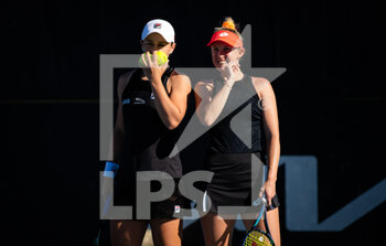 2022-01-04 - Ashleigh Barty & Storm Sanders of Australia playing doubles at the 2022 Adelaide International WTA 500 tennis tournament on January 4, 2022 at Memorial Drive Tennis Centre in Adelaide, Australia - 2022 ADELAIDE INTERNATIONAL WTA 500 TENNIS TOURNAMENT - INTERNATIONALS - TENNIS