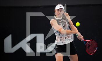 2022-01-04 - Elena Rybakina of Kazakhstan in action during the second round against Marie Bouzkova of the Czech Republic at the 2022 Adelaide International WTA 500 tennis tournament on January 5, 2022 at Memorial Drive Tennis Centre in Adelaide, Australia - 2022 ADELAIDE INTERNATIONAL WTA 500 TENNIS TOURNAMENT - INTERNATIONALS - TENNIS