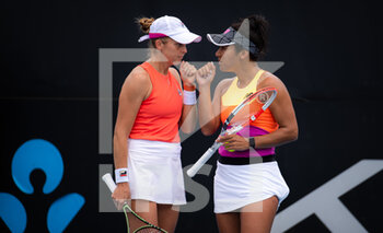 2022-01-06 - Shelby Rogers of the United States & Heather Watson of Great Britain playing doubles at the 2022 Adelaide International WTA 500 tennis tournament on January 6, 2022 at Memorial Drive Tennis Centre in Adelaide, Australia - 2022 ADELAIDE INTERNATIONAL WTA 500 TENNIS TOURNAMENT - INTERNATIONALS - TENNIS