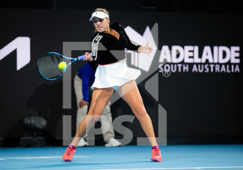 2022-01-06 - Sofia Kenin of the United States in action during the second round against Ajla Tomljanovic of Australia at the 2022 Adelaide International WTA 500 tennis tournament on January 6, 2022 at Memorial Drive Tennis Centre in Adelaide, Australia - 2022 ADELAIDE INTERNATIONAL WTA 500 TENNIS TOURNAMENT - INTERNATIONALS - TENNIS