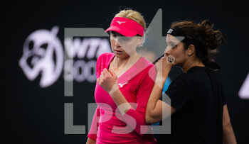 2022-01-07 - Sania Mirza of India & Nadiia Kichenok of Ukraine during the doubles semi-final at the 2022 Adelaide International WTA 500 tennis tournament on January 7, 2022 at Memorial Drive Tennis Centre in Adelaide, Australia - 2022 ADELAIDE INTERNATIONAL WTA 500 TENNIS TOURNAMENT - INTERNATIONALS - TENNIS