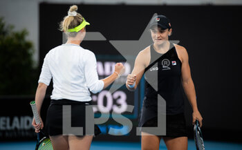 2022-01-07 - Ashleigh Barty & Storm Sanders of Australia during the doubles semi-final at the 2022 Adelaide International WTA 500 tennis tournament on January 7, 2022 at Memorial Drive Tennis Centre in Adelaide, Australia - 2022 ADELAIDE INTERNATIONAL WTA 500 TENNIS TOURNAMENT - INTERNATIONALS - TENNIS