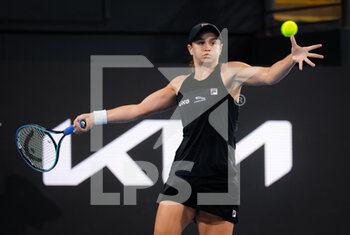2022-01-07 - Ashleigh Barty of Australia in action during the semi-final against Iga Swiatek of Poland at the 2022 Adelaide International WTA 500 tennis tournament on January 8, 2022 at Memorial Drive Tennis Centre in Adelaide, Australia - 2022 ADELAIDE INTERNATIONAL WTA 500 TENNIS TOURNAMENT - INTERNATIONALS - TENNIS