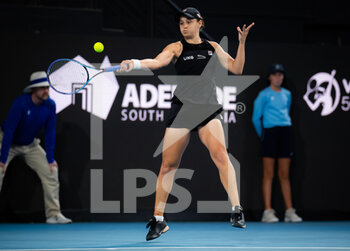 2022-01-07 - Ashleigh Barty of Australia in action during the semi-final against Iga Swiatek of Poland at the 2022 Adelaide International WTA 500 tennis tournament on January 8, 2022 at Memorial Drive Tennis Centre in Adelaide, Australia - 2022 ADELAIDE INTERNATIONAL WTA 500 TENNIS TOURNAMENT - INTERNATIONALS - TENNIS