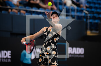2022-01-09 - Elena Rybakina of Kazakhstan against Ashleigh Barty of Australia during the final of the 2022 Adelaide International WTA 500 tennis tournament on January 9, 2022 at Memorial Drive Tennis Centre in Adelaide, Australia - 2022 ADELAIDE INTERNATIONAL WTA 500 TENNIS TOURNAMENT - INTERNATIONALS - TENNIS
