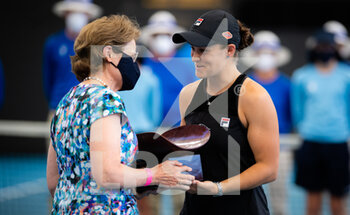 2022-01-09 - Ashleigh Barty of Australia receives the champions trophy after the final of the 2022 Adelaide International WTA 500 tennis tournament on January 9, 2022 at Memorial Drive Tennis Centre in Adelaide, Australia - 2022 ADELAIDE INTERNATIONAL WTA 500 TENNIS TOURNAMENT - INTERNATIONALS - TENNIS
