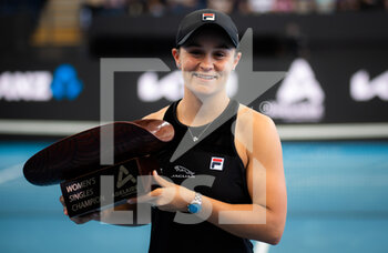 2022-01-09 - Ashleigh Barty of Australia with the champions trophy after the final of the 2022 Adelaide International WTA 500 tennis tournament on January 9, 2022 at Memorial Drive Tennis Centre in Adelaide, Australia - 2022 ADELAIDE INTERNATIONAL WTA 500 TENNIS TOURNAMENT - INTERNATIONALS - TENNIS