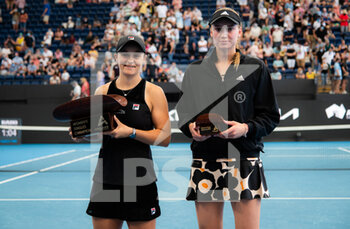 2022-01-09 - Ashleigh Barty of Australia & Elena Rybakina of Kazakhstan with their trophies after the final of the 2022 Adelaide International WTA 500 tennis tournament on January 9, 2022 at Memorial Drive Tennis Centre in Adelaide, Australia - 2022 ADELAIDE INTERNATIONAL WTA 500 TENNIS TOURNAMENT - INTERNATIONALS - TENNIS