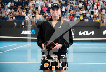 2022-01-09 - Elena Rybakina of Kazakhstan with the runner-up trophy after the final of the 2022 Adelaide International WTA 500 tennis tournament on January 9, 2022 at Memorial Drive Tennis Centre in Adelaide, Australia - 2022 ADELAIDE INTERNATIONAL WTA 500 TENNIS TOURNAMENT - INTERNATIONALS - TENNIS