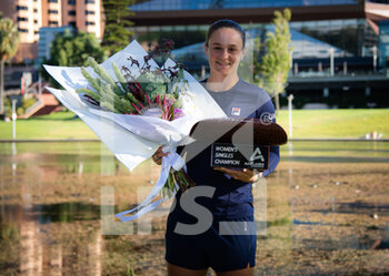 2022-01-09 - Ashleigh Barty of Australia poses with her champions trophy after the final of the 2022 Adelaide International WTA 500 tennis tournament on January 9, 2022 at Memorial Drive Tennis Centre in Adelaide, Australia - 2022 ADELAIDE INTERNATIONAL WTA 500 TENNIS TOURNAMENT - INTERNATIONALS - TENNIS