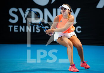 2022-01-10 - Sofia Kenin of the United States in action against Daria Kasatkina of Russia during the first round at the 2022 Sydney Tennis Classic, WTA 500 tennis tournament on January 10, 2022 at NSW Tennis Centre in Sydney, Australia - 2022 SYDNEY TENNIS CLASSIC, WTA 500 TENNIS TOURNAMENT - INTERNATIONALS - TENNIS