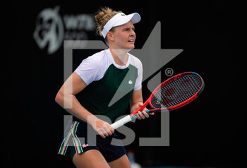 2022-01-10 - Fiona Ferro of France in action against Elise Mertens of Belgium during the first round at the 2022 Sydney Tennis Classic, WTA 500 tennis tournament on January 11, 2022 at NSW Tennis Centre in Sydney, Australia - 2022 SYDNEY TENNIS CLASSIC, WTA 500 TENNIS TOURNAMENT - INTERNATIONALS - TENNIS