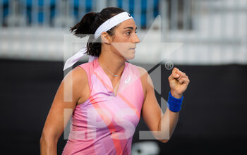 2022-01-10 - Caroline Garcia of France in action against Jessica Pegula of the United States during the first round at the 2022 Sydney Tennis Classic, WTA 500 tennis tournament on January 11, 2022 at NSW Tennis Centre in Sydney, Australia - 2022 SYDNEY TENNIS CLASSIC, WTA 500 TENNIS TOURNAMENT - INTERNATIONALS - TENNIS
