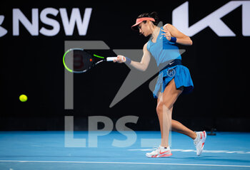 2022-01-10 - Emma Raducanu of Great Britain in action against Elena Rybakina of Kazakhstan during the first round at the 2022 Sydney Tennis Classic, WTA 500 tennis tournament on January 11, 2022 at NSW Tennis Centre in Sydney, Australia - 2022 SYDNEY TENNIS CLASSIC, WTA 500 TENNIS TOURNAMENT - INTERNATIONALS - TENNIS